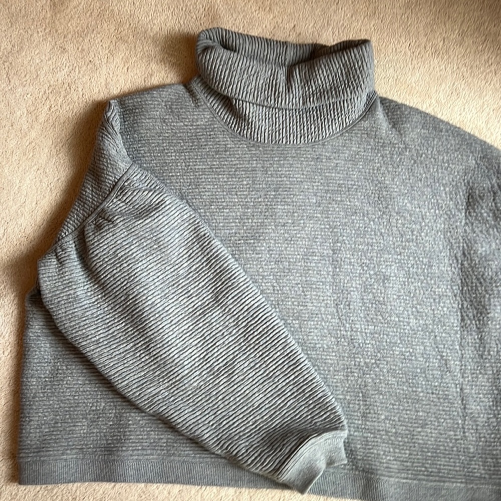Lululemon XS/S cropped turtleneck sweatshirt